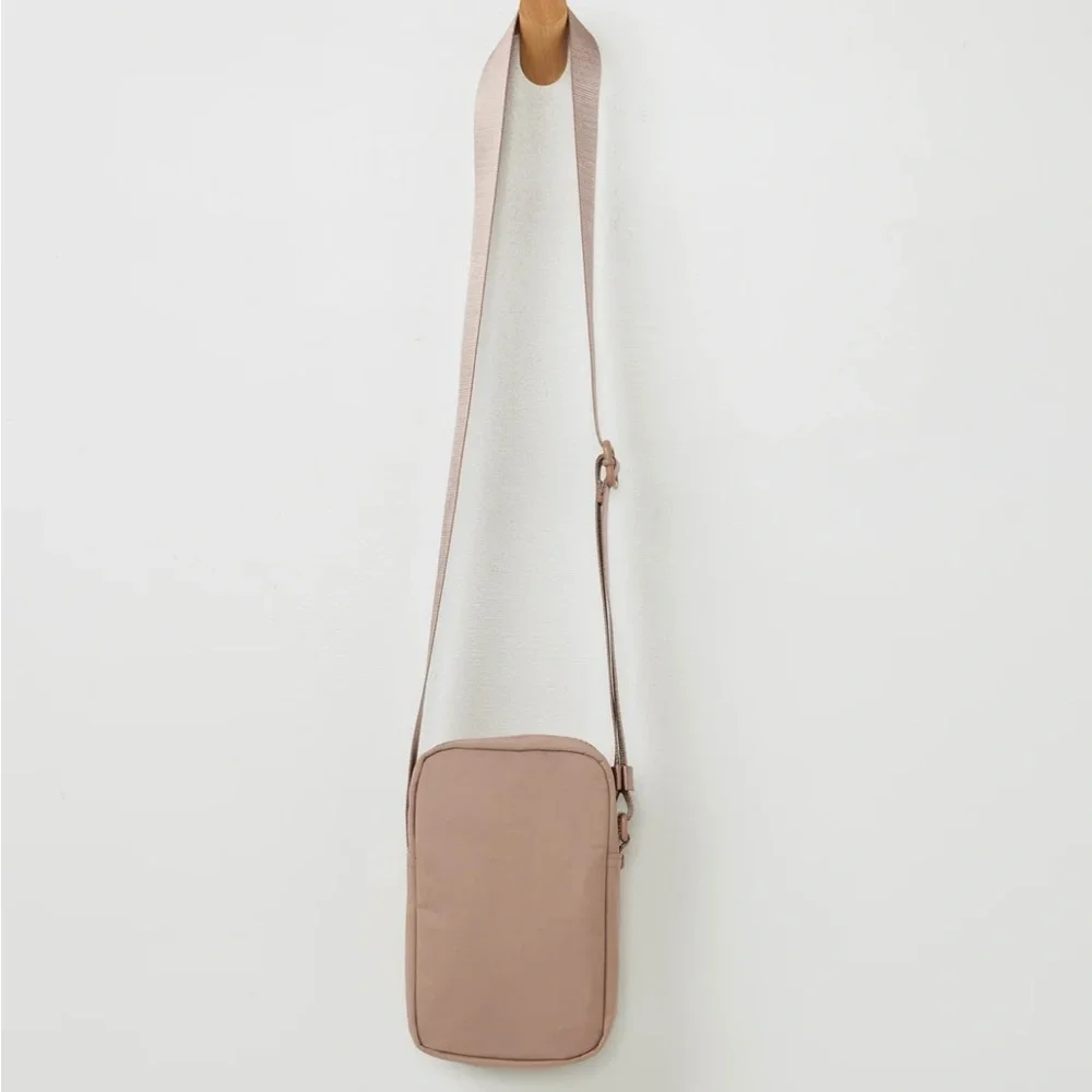 Vuori Women’s All Around Crossbody - Picture 4 of 4
